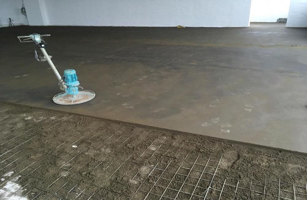 Механизированная стяжка пола — это быстрое и качественное решение для создания ровного основания в любом помещении. Узнайте, как цена за м² зависит от материалов и сложности работ, и обеспечьте долговечность вашего ремонта.